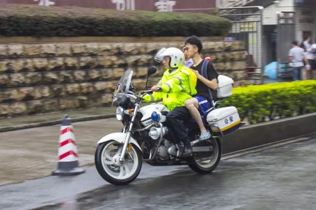 梅州市公安机关29项安保便民措施护航高考受广泛好评(图9) 梅州市公安机关29项安保便民措施护航高考受广泛好评(图9)