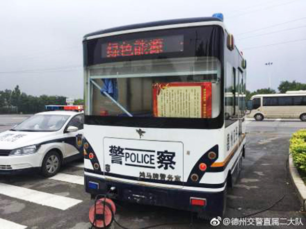 移动警务室 :宣传太阳能十项全能竞赛 助力创卫创城工作(图1) 移动警务室 :宣传太阳能十项全能竞赛 助力创卫创城工作(图1)