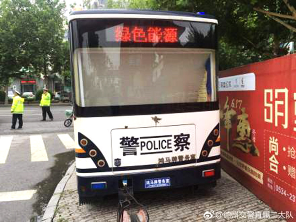 移动警务室 :宣传太阳能十项全能竞赛 助力创卫创城工作(图3) 移动警务室 :宣传太阳能十项全能竞赛 助力创卫创城工作(图3)