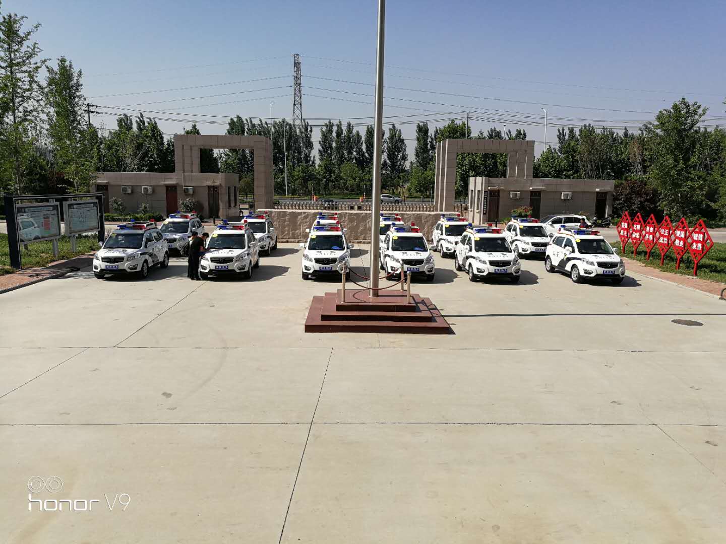 濮阳南乐县SUV电动巡逻车列装上岗(图1)