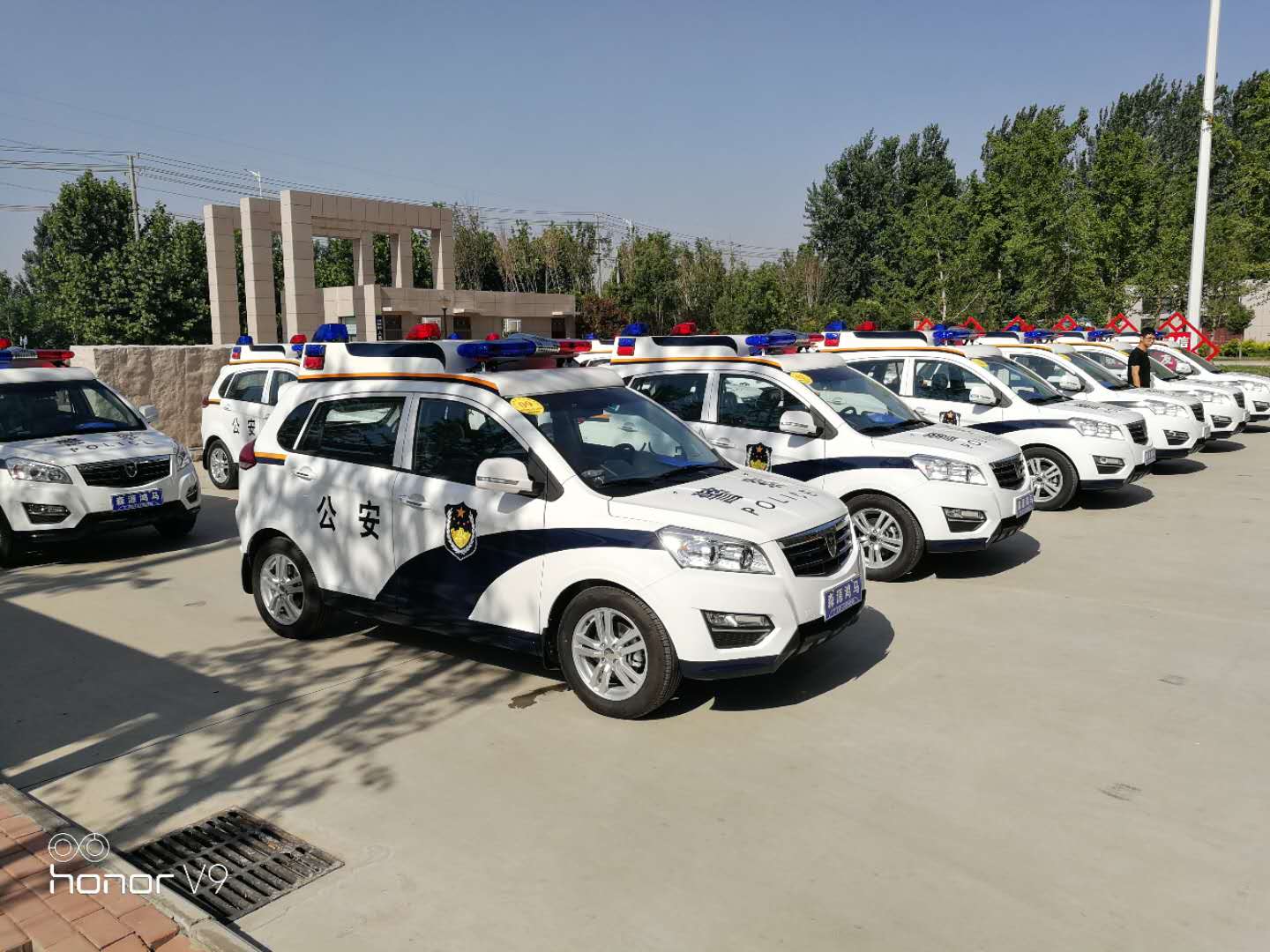 濮阳南乐县SUV电动巡逻车列装上岗(图3)