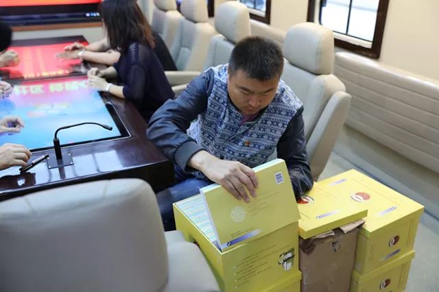 内蒙古阿尔山:送法进社区 检民心连心(图4) 内蒙古阿尔山:送法进社区 检民心连心(图4)