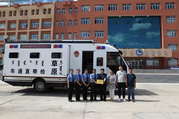 蒙古文普法宣传教育丛书送基层活动进校园(图2) 蒙古文普法宣传教育丛书送基层活动进校园(图2)