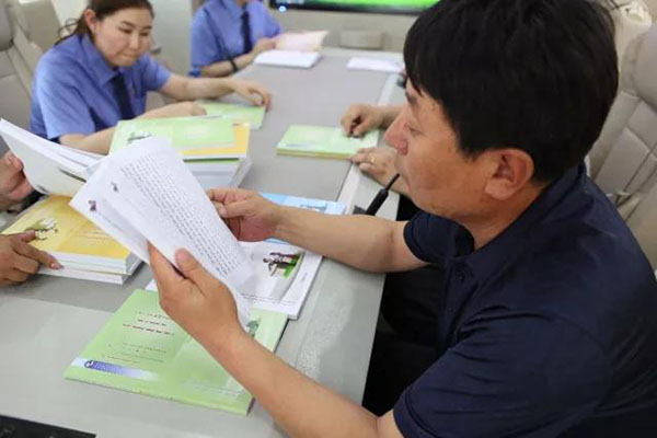 蒙古文普法宣传教育丛书送基层活动进校园(图5) 蒙古文普法宣传教育丛书送基层活动进校园(图5)