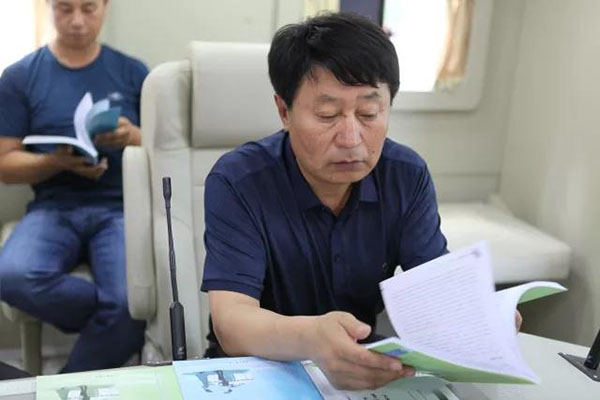 蒙古文普法宣传教育丛书送基层活动进校园(图4) 蒙古文普法宣传教育丛书送基层活动进校园(图4)