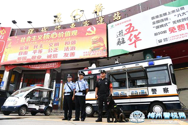 广东梅州:“警犬+移动警务车” 进一步提升街面见警率管事率(图3) 广东梅州:“警犬+移动警务车” 进一步提升街面见警率管事率(图3)