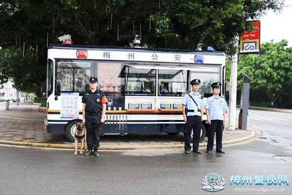 广东梅州:“警犬+移动警务车” 进一步提升街面见警率管事率(图1) 广东梅州:“警犬+移动警务车” 进一步提升街面见警率管事率(图1)