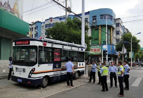 安徽定远：两辆移动警务车亮相老城区，功能很强大！(图1)