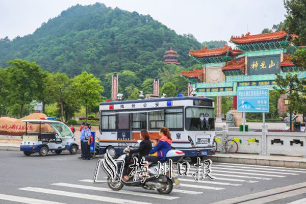 “十佳窗口民警”丘文婷:刚柔并济展现别样风采(图2) “十佳窗口民警”丘文婷:刚柔并济展现别样风采(图2)