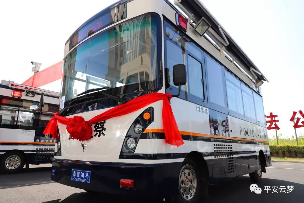 云梦公安举行警用电动巡逻车发放仪式,14辆新型警车装备一线(图2) 云梦公安举行警用电动巡逻车发放仪式,14辆新型警车装备一线(图2)