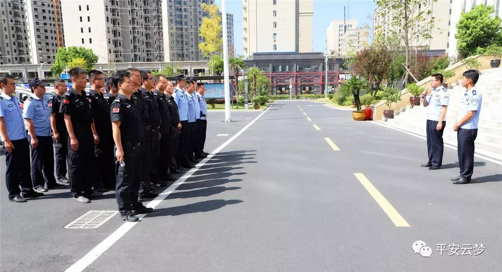 云梦公安举行警用电动巡逻车发放仪式,14辆新型警车装备一线(图4) 云梦公安举行警用电动巡逻车发放仪式,14辆新型警车装备一线(图4)