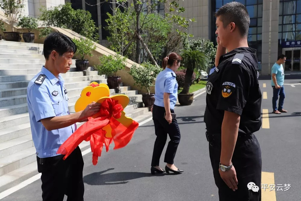 云梦公安举行警用电动巡逻车发放仪式,14辆新型警车装备一线(图5) 云梦公安举行警用电动巡逻车发放仪式,14辆新型警车装备一线(图5)