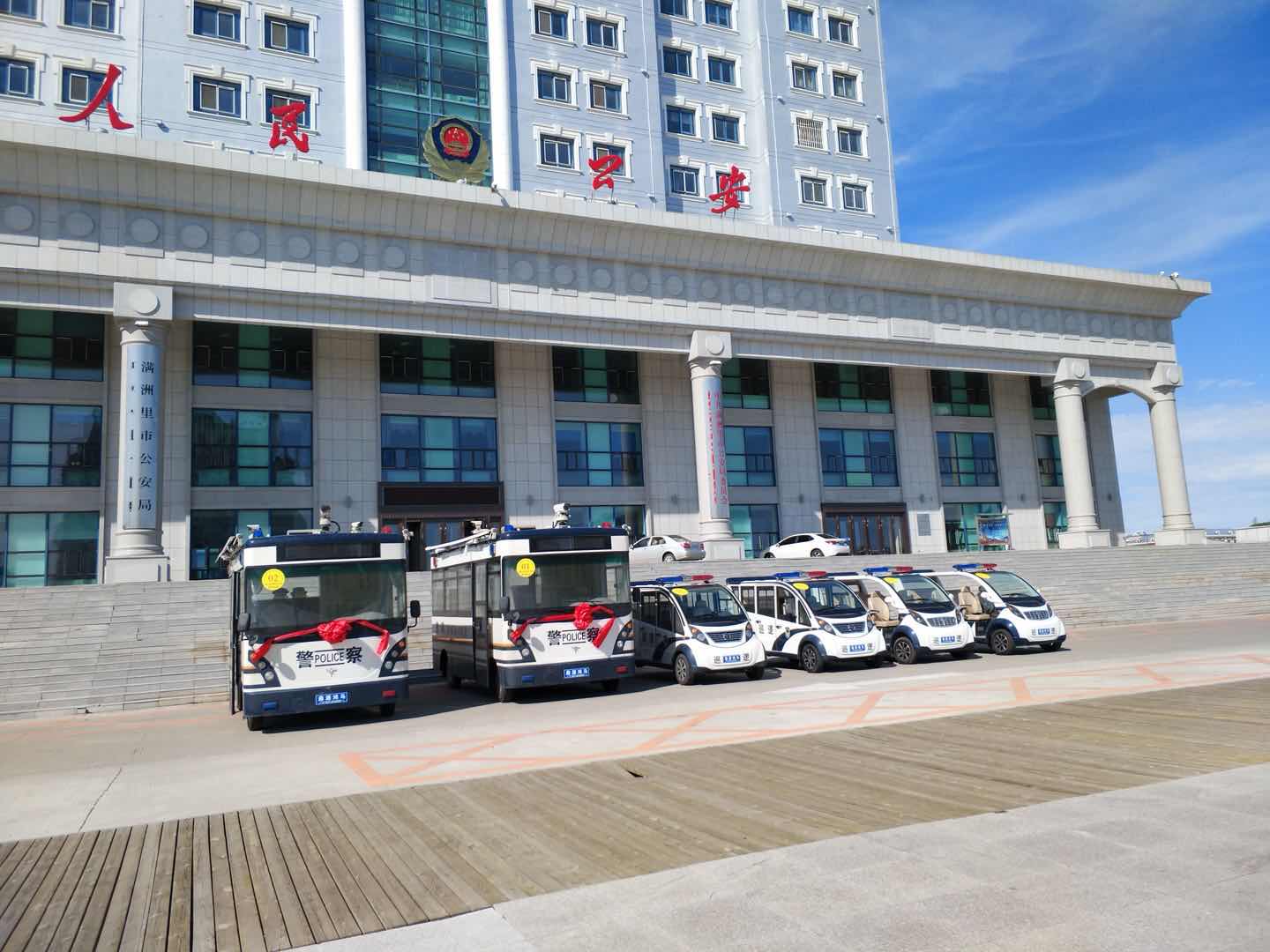 蓝天下的警察蓝(图1)