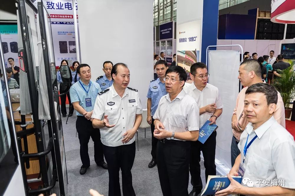 中央媒体权威发布!全国政法大咖集体围观:梅州的移动警务车最有特色!(图8) 中央媒体权威发布!全国政法大咖集体围观:梅州的移动警务车最有特色!(图8)