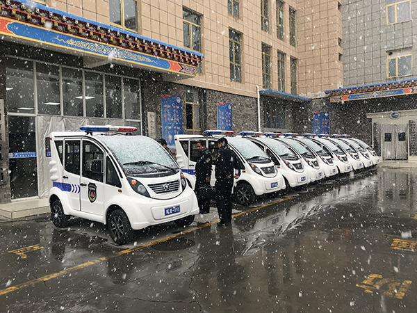 接受青藏高原风雪考验  青海玉树电动执法车列装上岗(图2)