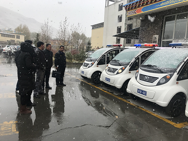 接受青藏高原风雪考验  青海玉树电动执法车列装上岗(图3)