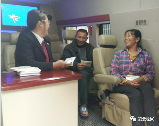 凌云县人民检察院联动开展“12309检察服务中心送法进村，助力脱贫攻坚”公益(图3)