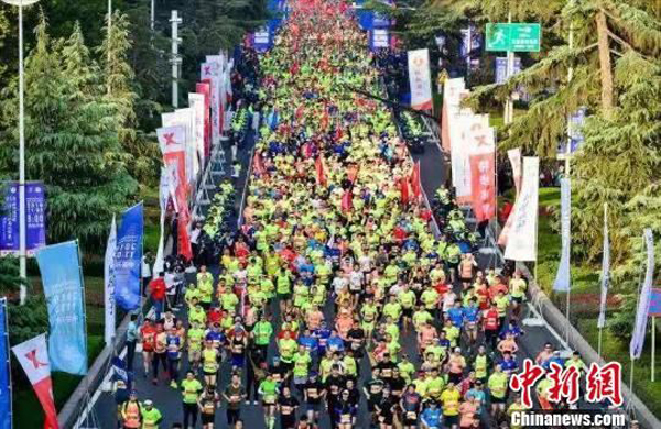 郑州国际马拉松开跑！除了8000警力护航，还有它！(图2)