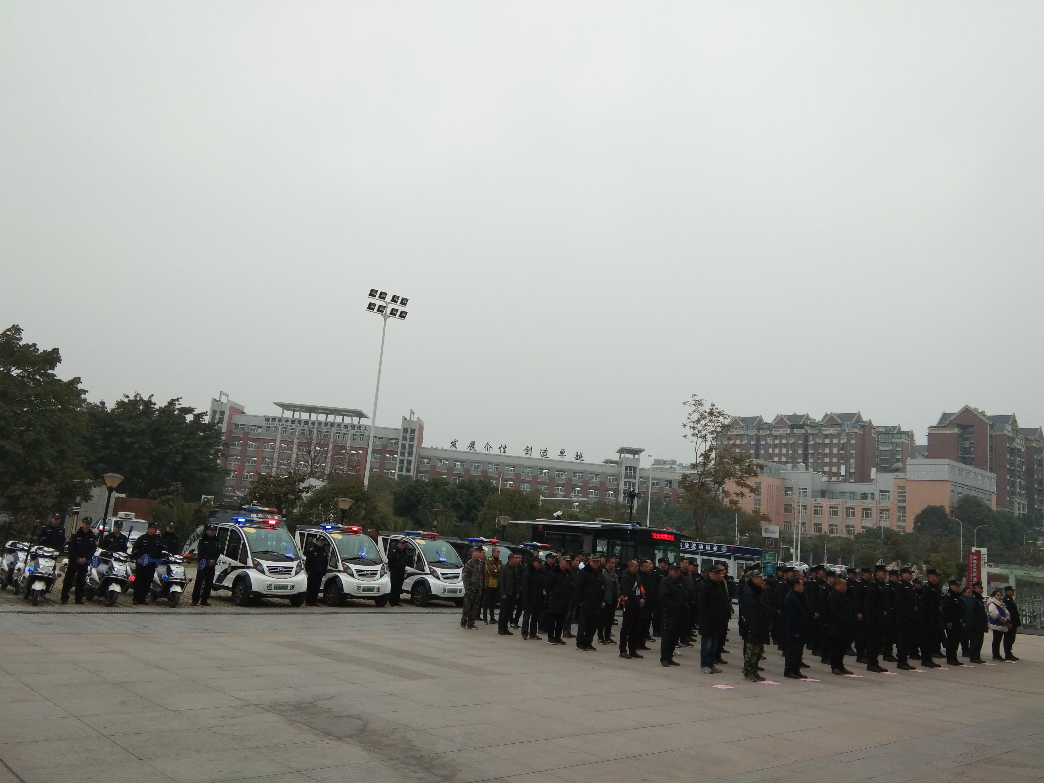 绵阳市科创区举行“大巡防、大联动”两项工程专用车辆发放仪式(图2) 绵阳市科创区举行“大巡防、大联动”两项工程专用车辆发放仪式(图2)