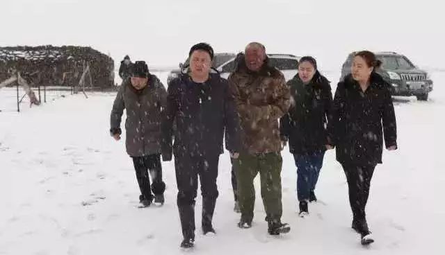草原检察直通车助力新右旗人民检察院发挥检察职能打好“三大攻坚战”(图1) 草原检察直通车助力新右旗人民检察院发挥检察职能打好“三大攻坚战”(图1)