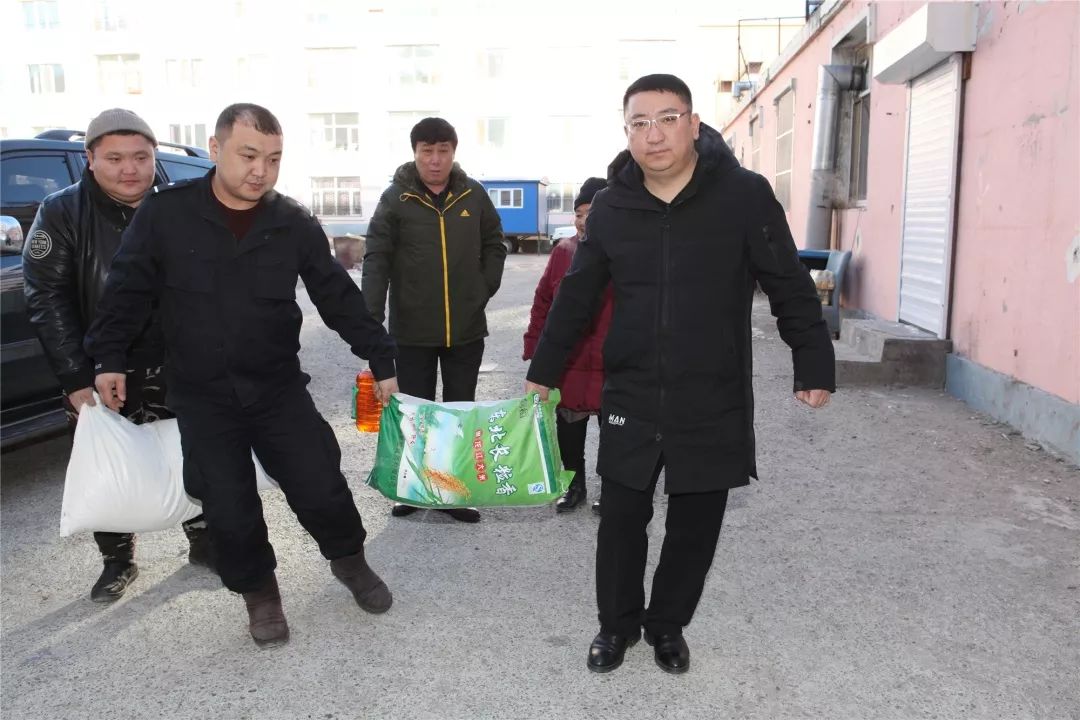 草原检察直通车助力新右旗人民检察院发挥检察职能打好“三大攻坚战”(图2) 草原检察直通车助力新右旗人民检察院发挥检察职能打好“三大攻坚战”(图2)