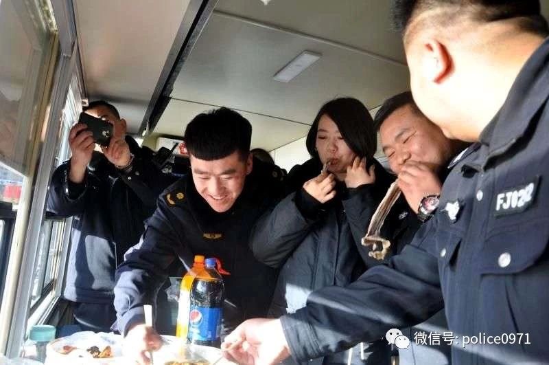 城中公安分局警务室元宵节执勤,为2019的“年”画上一个圆满的句号。(图4) 城中公安分局警务室元宵节执勤,为2019的“年”画上一个圆满的句号。(图4)