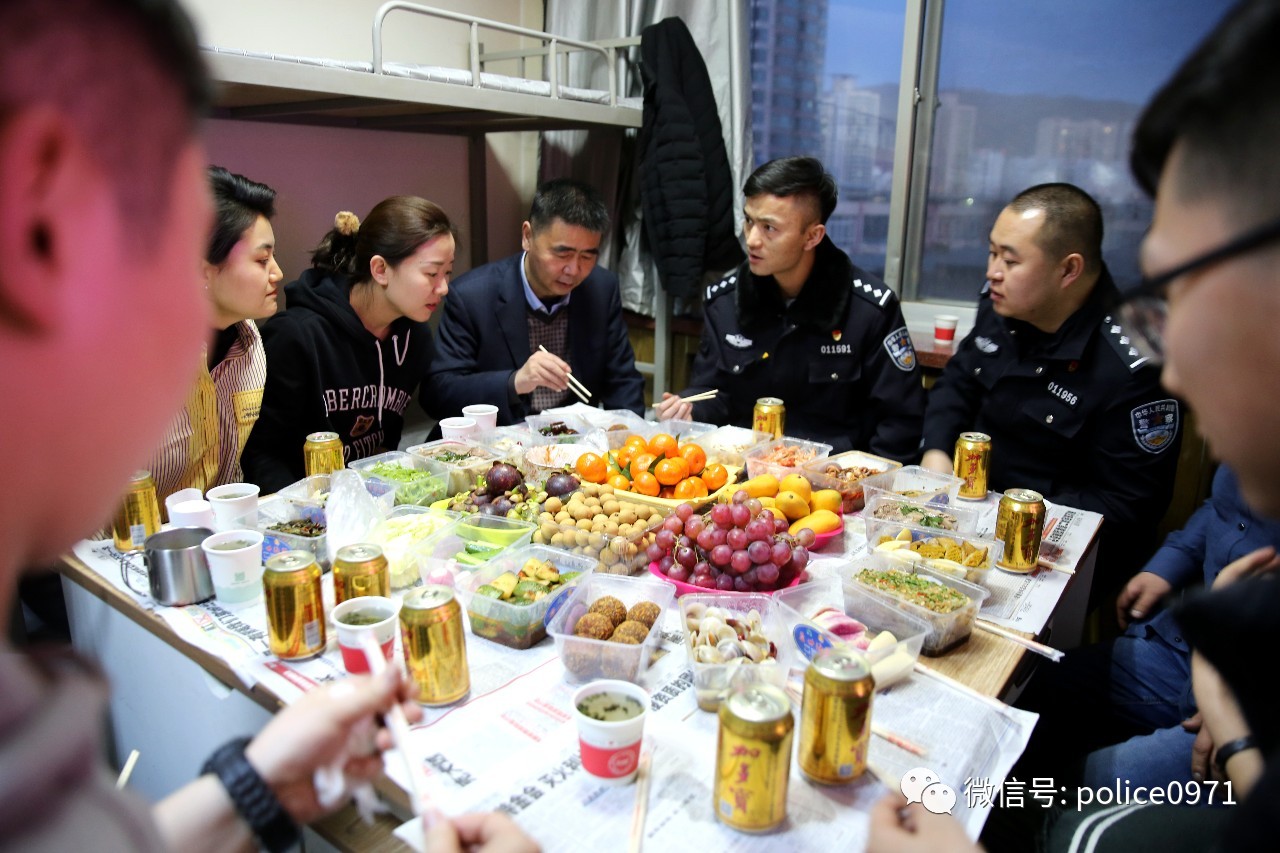 城中公安分局警务室元宵节执勤,为2019的“年”画上一个圆满的句号。(图5) 城中公安分局警务室元宵节执勤,为2019的“年”画上一个圆满的句号。(图5)