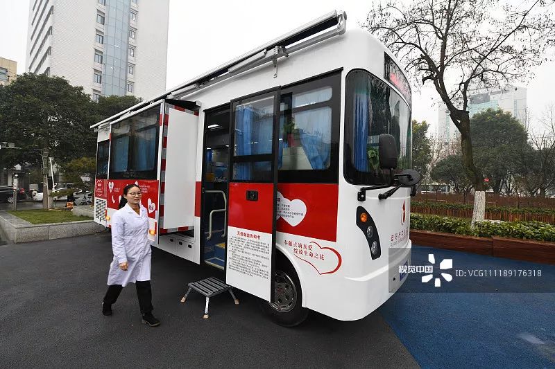 安徽阜阳：环保无偿献血车亮相街头(图1)
