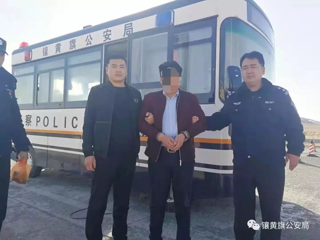 内蒙古||镶黄旗公安局治安临时检查站查获一名网上逃犯(图2)