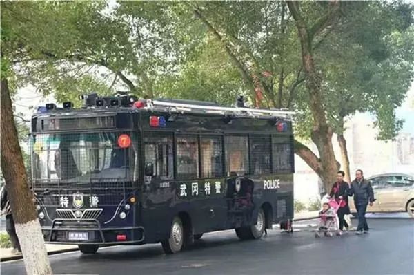 “因为有你们,我们很放心” “城有快警”邵阳筑牢治安防线(图2) “因为有你们,我们很放心” “城有快警”邵阳筑牢治安防线(图2)