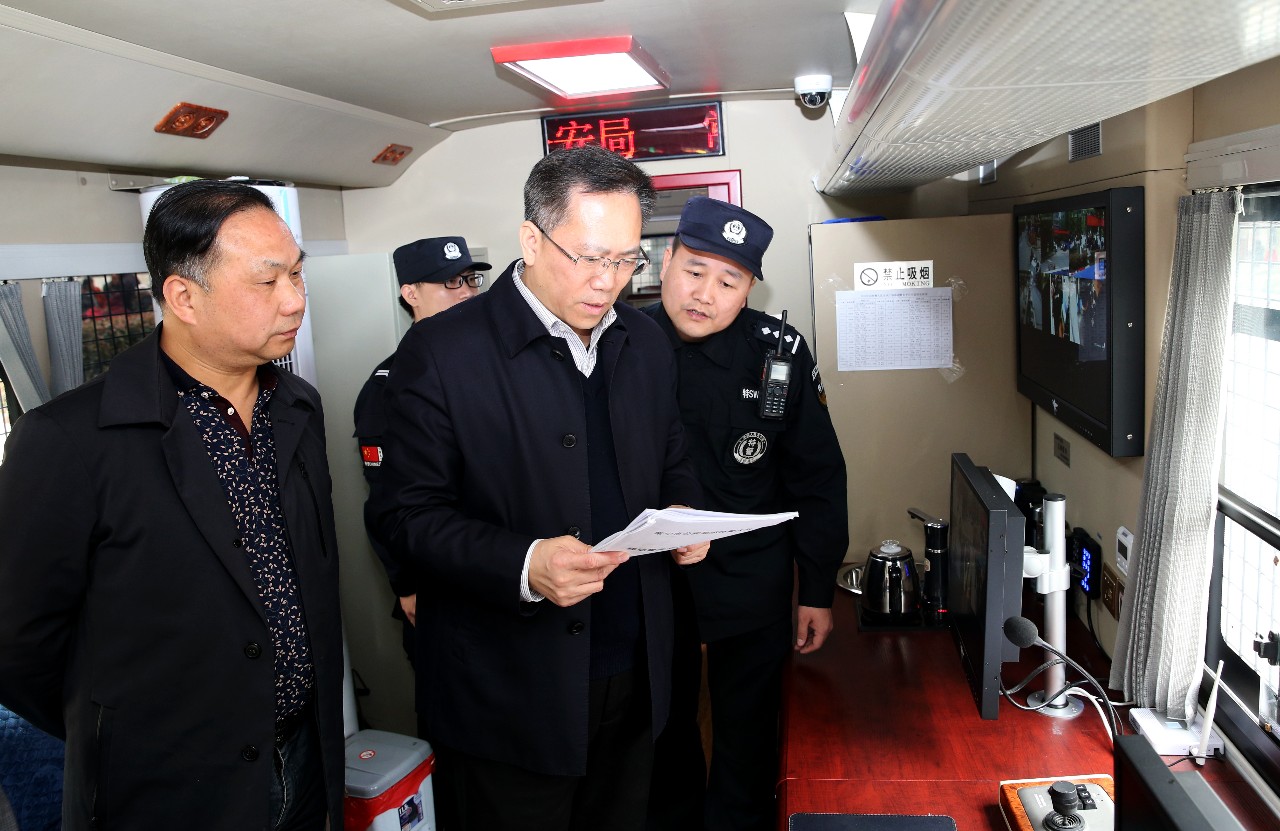 衡阳市副市长、市公安局局长胡志文登上快警平台督导扫黑除恶工作(图1)