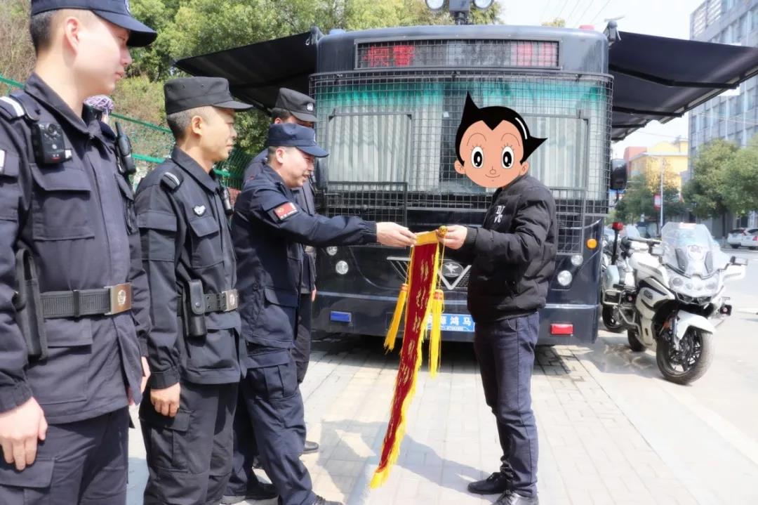 快警巡防顺民意 神警擒贼保平安||200米冲刺抓捕 万余现金追回 群众送锦旗(图1) 快警巡防顺民意 神警擒贼保平安||200米冲刺抓捕 万余现金追回 群众送锦旗(图1)