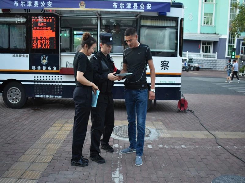 布尔津县公安局警务站依托“移动警务车”打造服务群众工作新模式(图1)