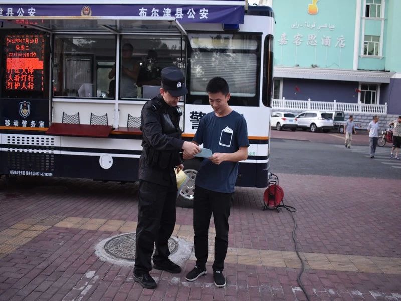 布尔津县公安局警务站依托移动警务车打造服