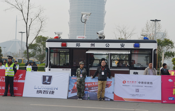 你奔跑，我护航！ 郑开马拉松燃爆了！(图5)