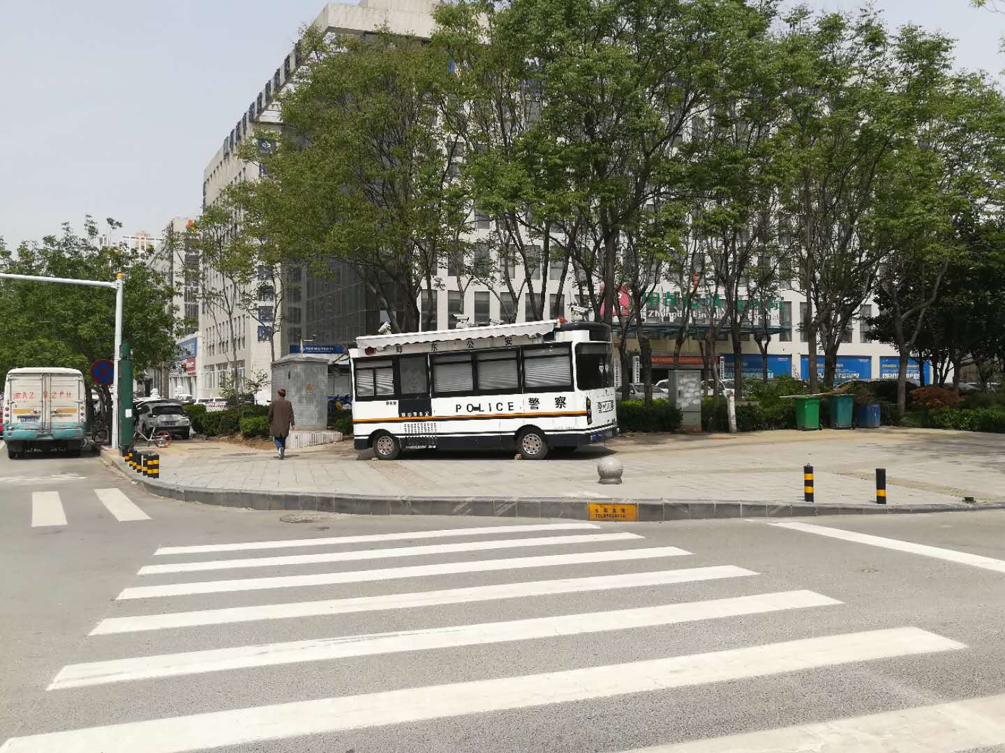 你奔跑，我护航！ 郑开马拉松燃爆了！(图6)