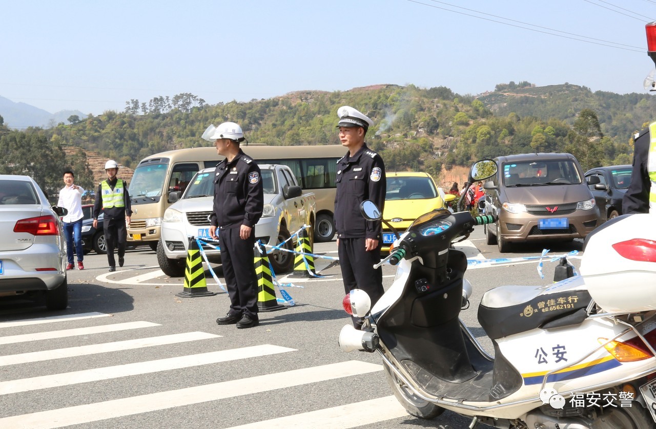 福安交警全力护航“桃花节”(图2) 福安交警全力护航“桃花节”(图2)