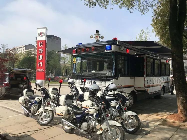 快速反应,首战告捷 ——娄底快警闻令即动,砸车窗嫌犯被抓现行(图1) 快速反应,首战告捷 ——娄底快警闻令即动,砸车窗嫌犯被抓现行(图1)