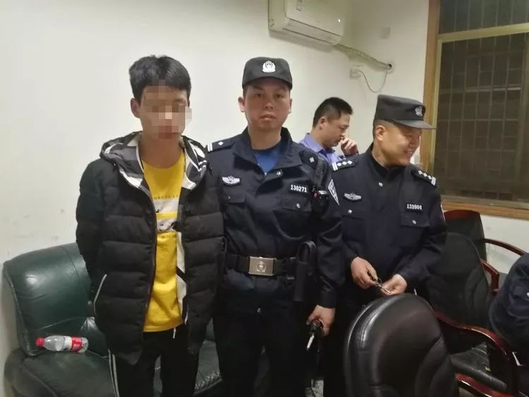 快速反应,首战告捷 ——娄底快警闻令即动,砸车窗嫌犯被抓现行(图2) 快速反应,首战告捷 ——娄底快警闻令即动,砸车窗嫌犯被抓现行(图2)