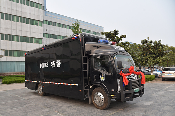装！再装！使劲装！山西阳泉装备运输车80人装备一车拉走！(图2)