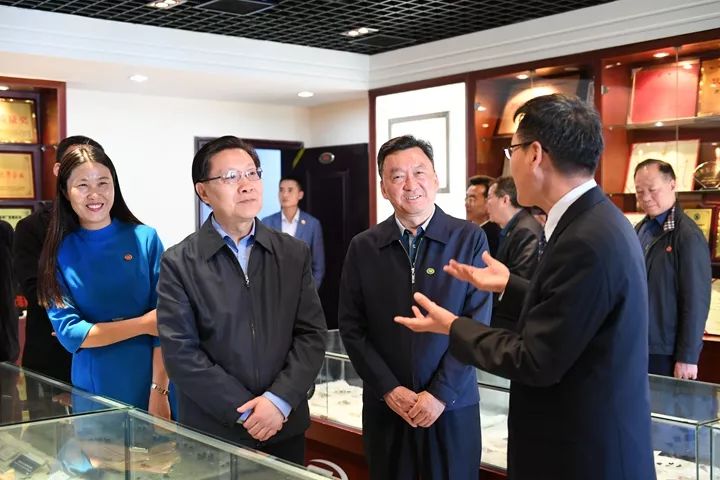 全国人大常委会执法检查组在郑州检查中小企业促进法实施情况(图2) 全国人大常委会执法检查组在郑州检查中小企业促进法实施情况(图2)