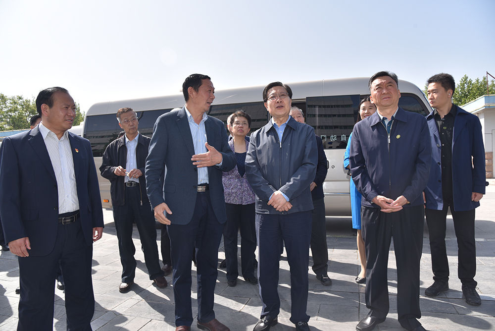 全国人大常委会副委员长王东明莅临森源鸿马检查中小企业促进法实施情况(图1) 全国人大常委会副委员长王东明莅临森源鸿马检查中小企业促进法实施情况(图1)