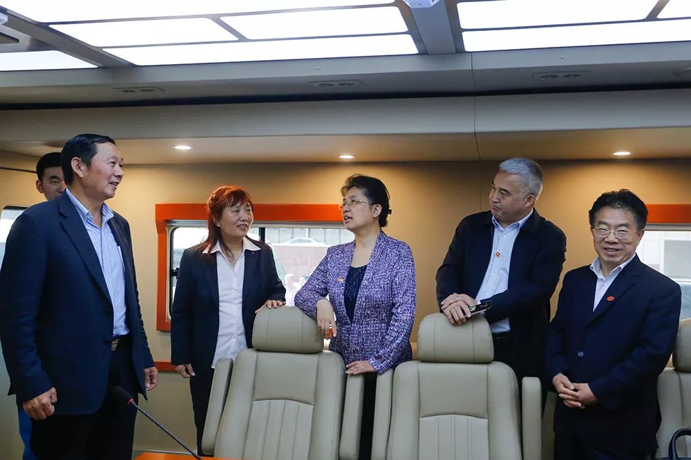 全国人大常委会副委员长王东明莅临森源鸿马检查中小企业促进法实施情况(图5) 全国人大常委会副委员长王东明莅临森源鸿马检查中小企业促进法实施情况(图5)