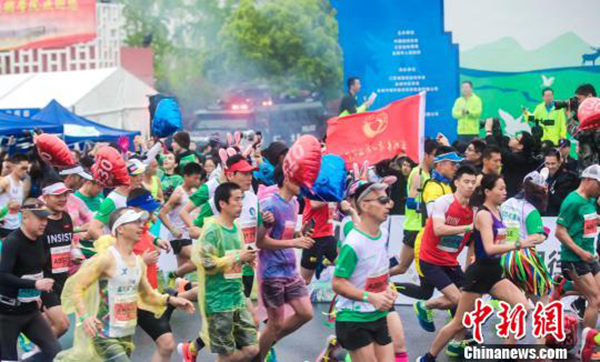 森源鸿马智能装备护航2019大洋湾盐城马拉松  万余跑友感受雨中湿地风光(图3)