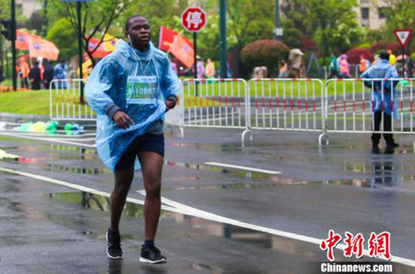 森源鸿马智能装备护航2019大洋湾盐城马拉松  万余跑友感受雨中湿地风光(图4)
