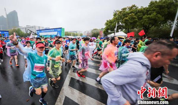 森源鸿马智能装备护航2019大洋湾盐城马拉松  万余跑友感受雨中湿地风光(图5)