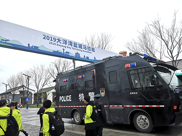 森源鸿马智能装备护航2019大洋湾盐城马拉松  万余跑友感受雨中湿地风光(图6)