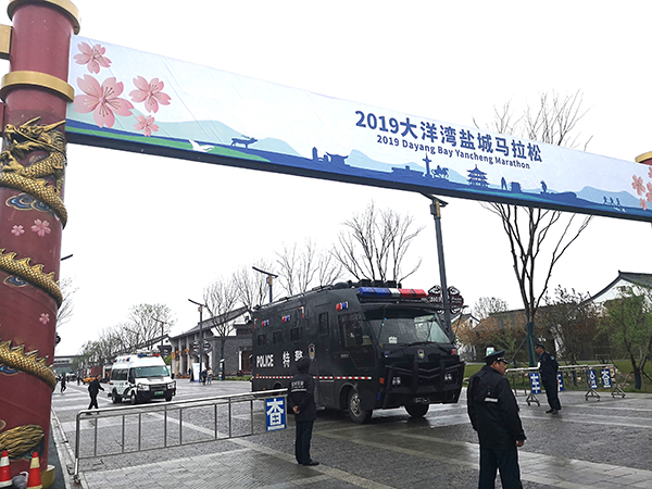森源鸿马智能装备护航2019大洋湾盐城马拉松  万余跑友感受雨中湿地风光(图2)