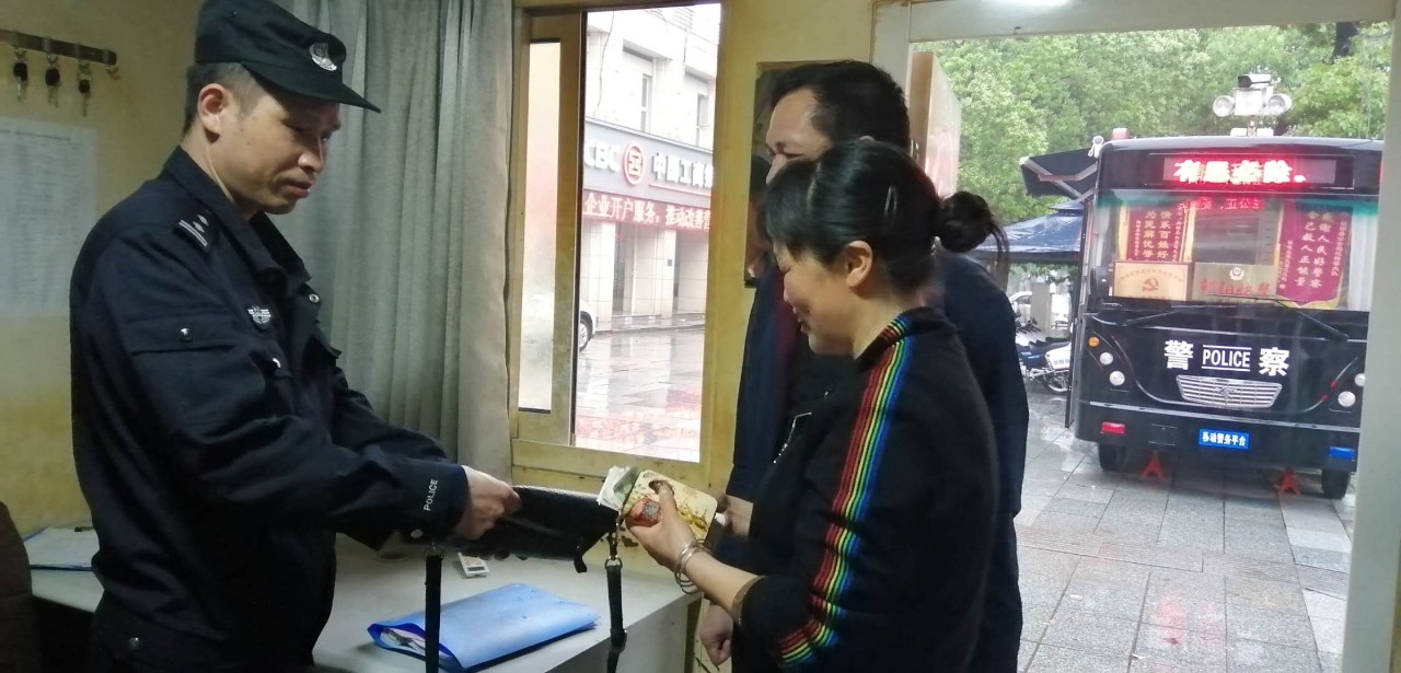 【邵阳快警】拾金不昧寻失主，快警热情来相助(图2)