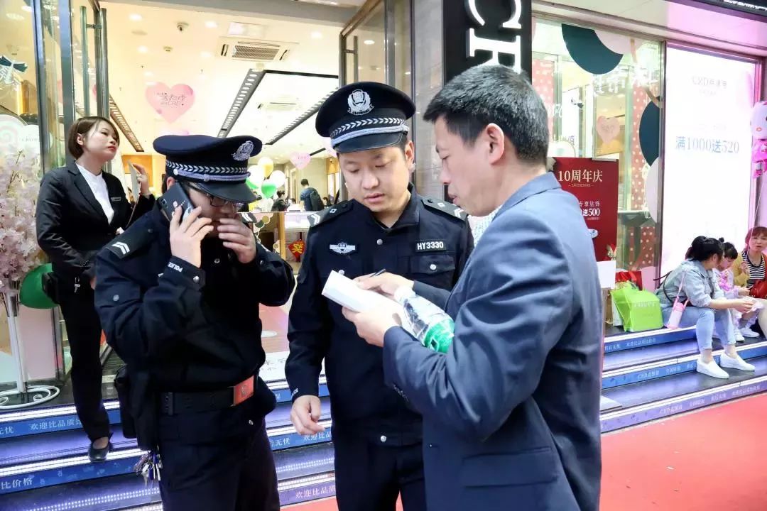 【五一我在岗】走近囤警街面的石鼓尖刀力量(图6) 【五一我在岗】走近囤警街面的石鼓尖刀力量(图6)